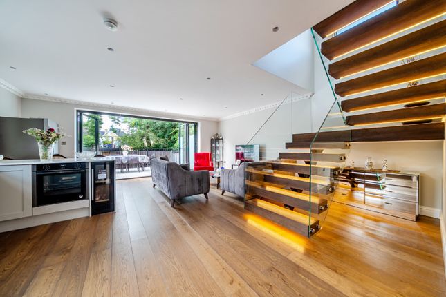 Willow Way, Sunbury-On-Thames photo 2