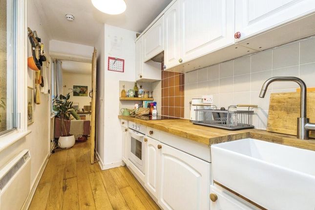 Flat for sale in Guildford, Surrey