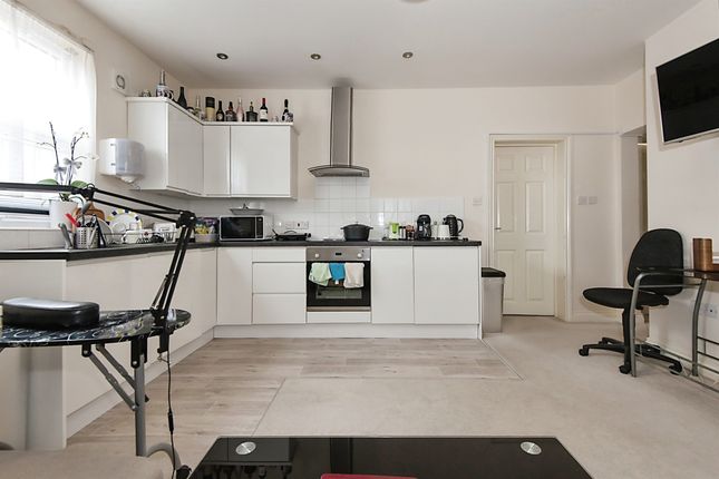 Flat for sale in Walnut Grove, Southampton