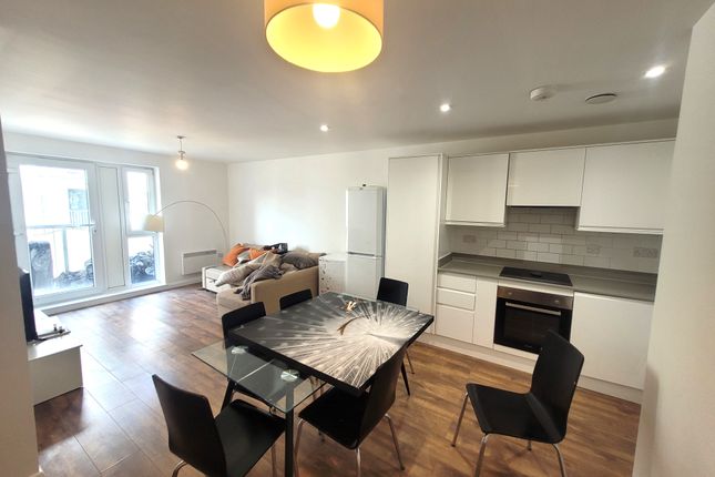 Flat to rent in Lyons Way, Slough