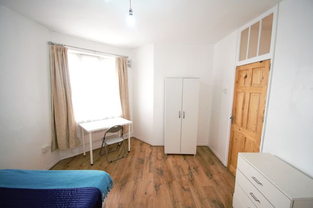 Room to rent in White City Estate, London