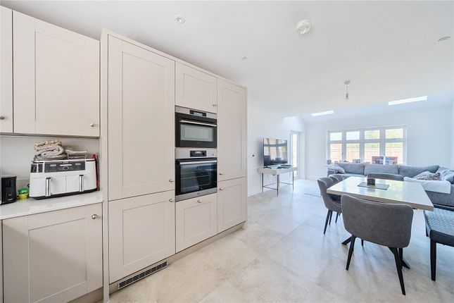 1, Claremont Close, Leatherhead photo 4