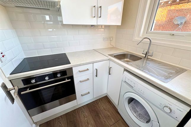 Flat 4, 47, Beach Rd, Littlehampton photo 3