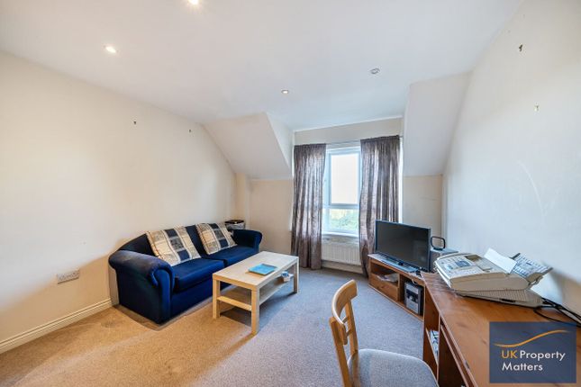 8b Ballista Court, 177 Great North Way, London photo 3