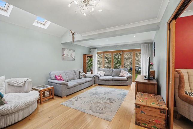 24 Robins Close, Ely photo 4