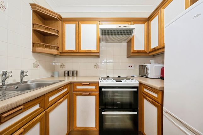 Flat 38, Redlin Court, Linkfield Lane, Surrey photo 4
