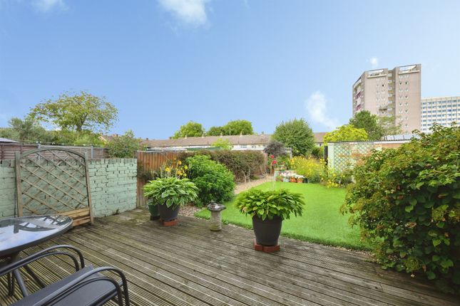 29, Sharpecroft, Harlow photo 2
