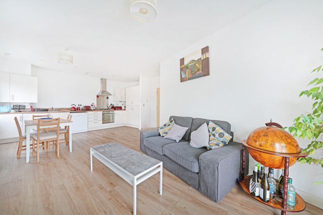 Thumbnail Flat for sale in West Green Road, London
