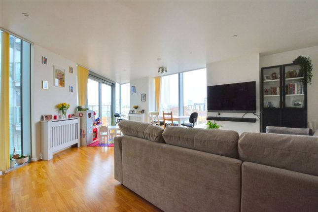 43, Cavatina Point, London photo 5
