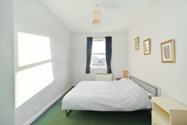 Flat for sale in Thames Circle, Canary Wharf