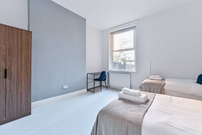 Flat for sale in Camberwell Road, Camberwell, London