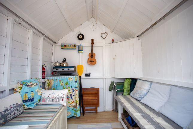 Beach Hut 419 Brackenbury Fort, Cliff Road, Felixstowe photo 5