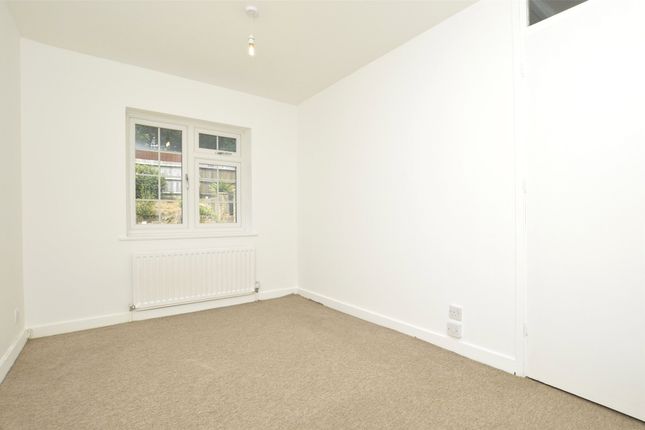 28, Furze Close, Surrey photo 4
