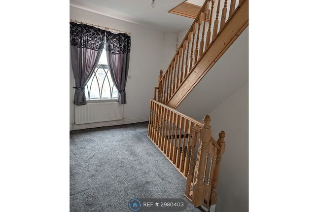 Flat, Gorton Road, Stockport photo 5