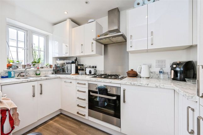 3, Benson Close, Bedford photo 2