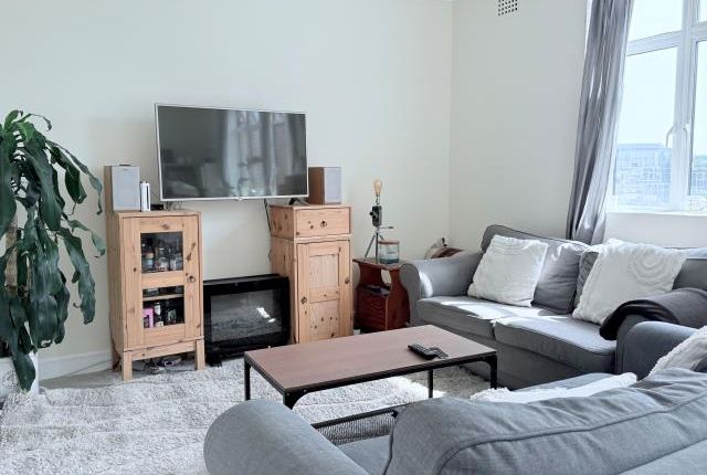 44, Crescent Court, Surrey photo 4