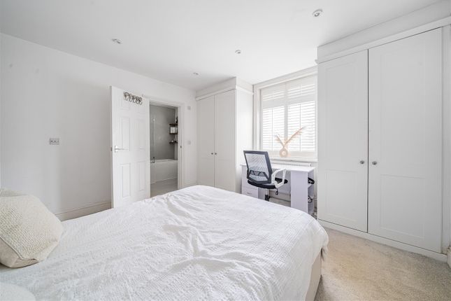 Flat for sale in The Avenue, Berrylands, Surbiton