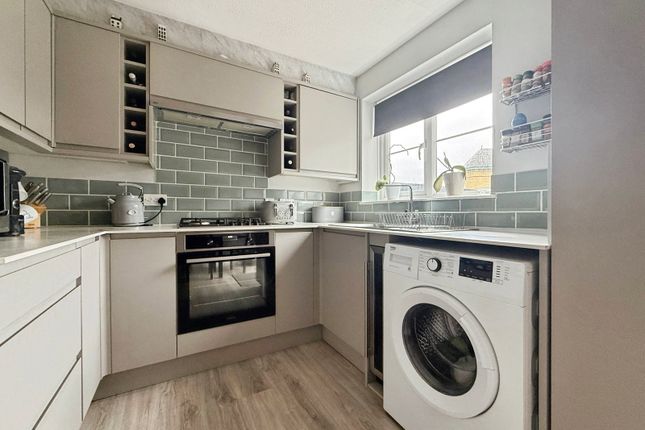 17, Megan Close, Swansea photo 3