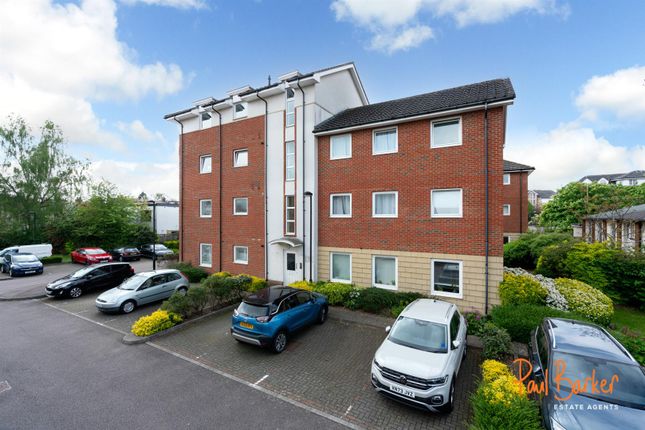 Thumbnail Flat for sale in Bakers Close, St.Albans