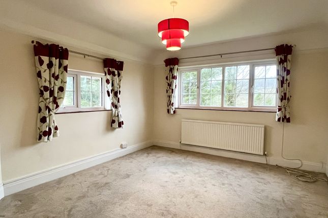Flat 3, 72 The Lynch, Winscombe photo 2