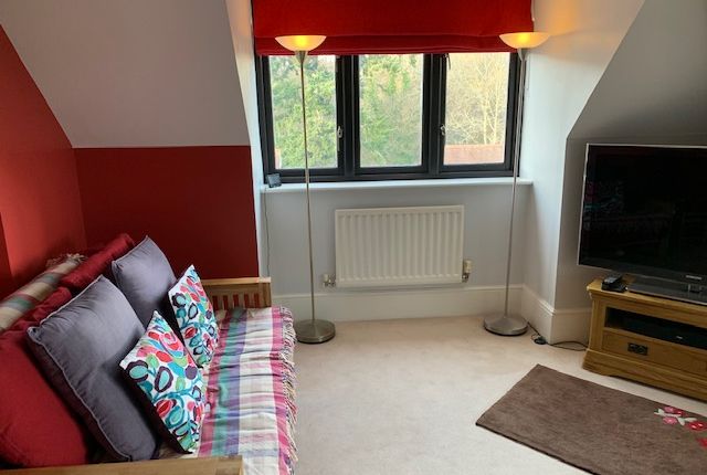 Flat to rent in Coombe Hall Road, East Grinstead