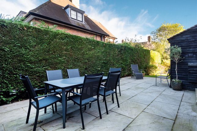 D0408 2 Raeburn Clo Patio.Jpg