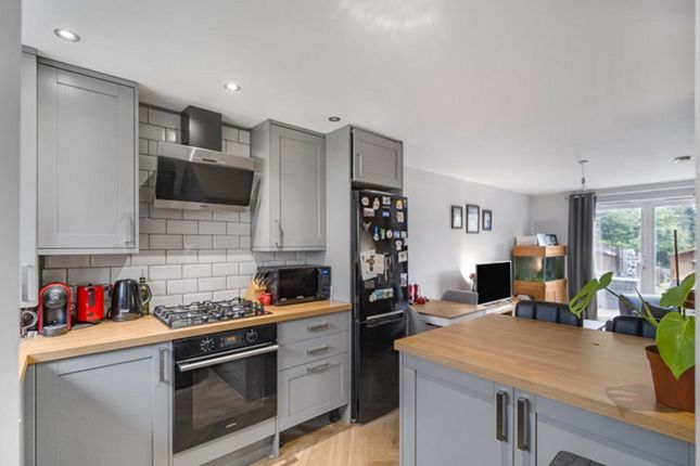 22, Trem-yr-Efail, Ystrad Mynach photo 2