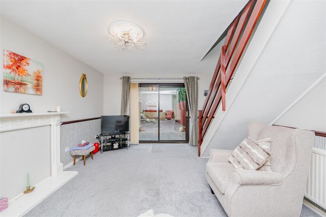 18, Woodham Park, Barry photo 2