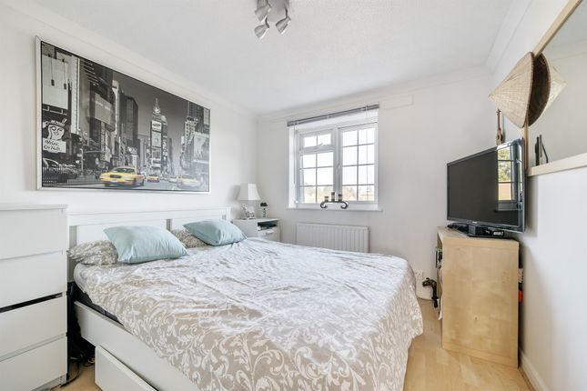 Town house for sale in Uplands Park Road, Enfield