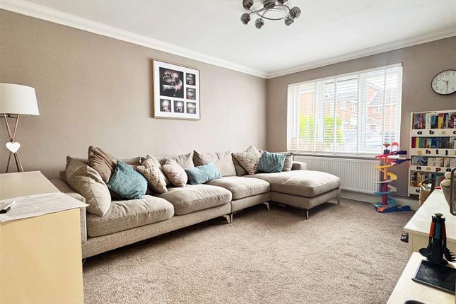 16, Forefield Green, Chelmsford photo 3
