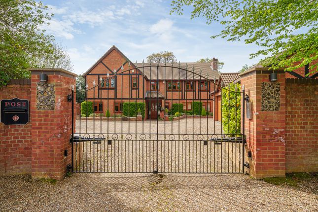 Thumbnail Detached house for sale in Vicarage Way, Gerrards Cross