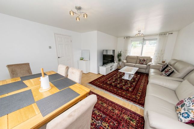 24 Garth Walk, Leeds photo 3