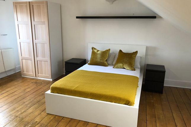 Thumbnail Room to rent in Warwick Road, London