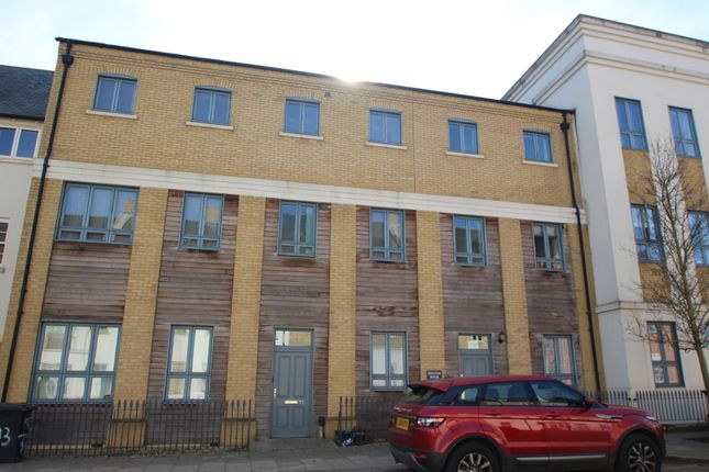 Flat to rent in High Street, Upton, Northampton