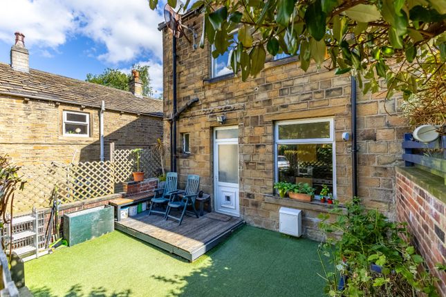 26, Far Dene, Huddersfield photo 4