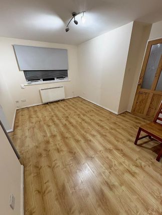 Magpie Close, Enfield photo 4