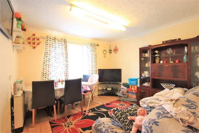 Flat for sale in Stirling Grove, Hounslow