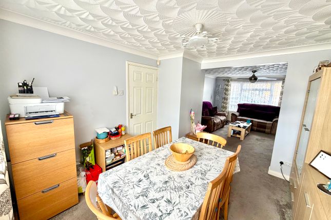 32, Falcon Road, Barry photo 4