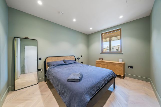 Flat to rent in Andrews Road, London
