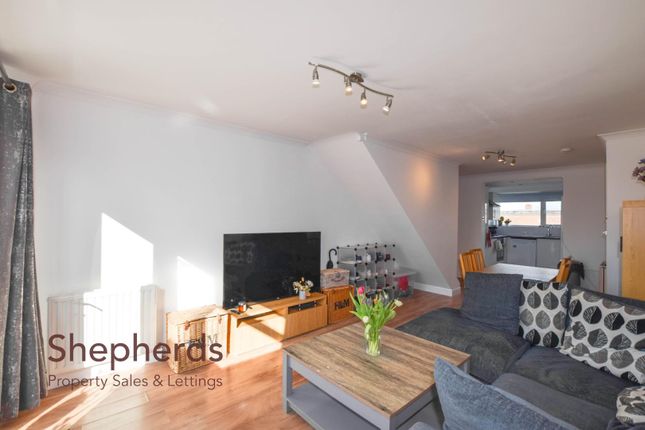 4, Turners Court, Cheshunt photo 3