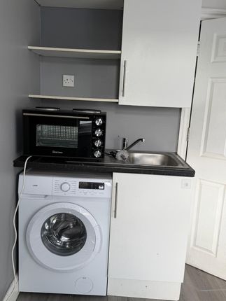 Elmgate Avenue, Feltham, London photo 4