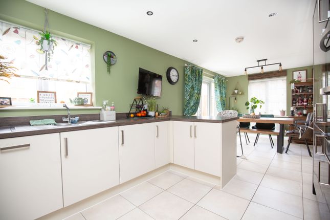 21, Chetwynd Drive, Atherstone, Warwicskhire photo 3
