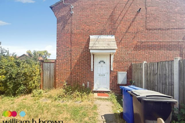 2, Shaw Crescent, Essex photo 2