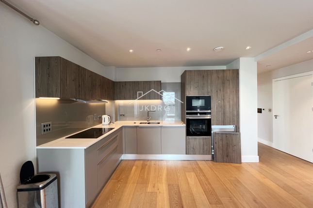 46Brogan01, Battersea Park Road, London photo 4
