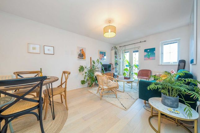 Flat for sale in Chandler Way, London