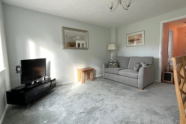 11, Hilton Court, Horley photo 3