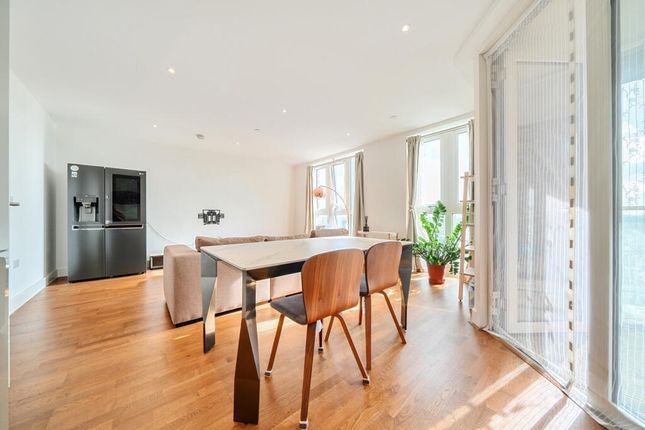 Flat 124 15, Victory Parade, London photo 4