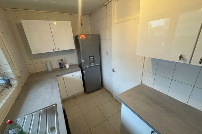 33 Wyllen Close, Wyllen Close, London photo 2