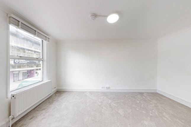 Maisonette to rent in Holloway Road, London