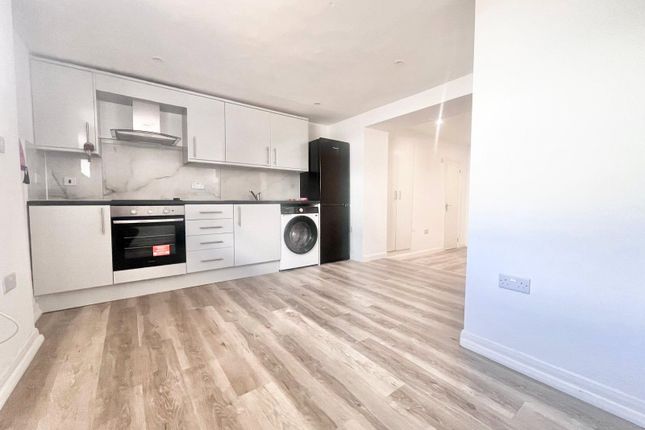 Flat 3, 208, Hanworth Road, Hounslow photo 3